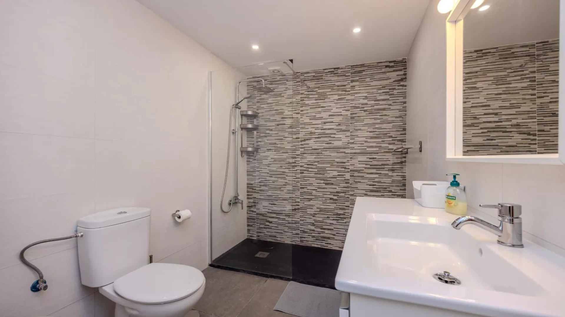 Sea Breeze Two Bedroom Apartment 科斯塔特吉塞