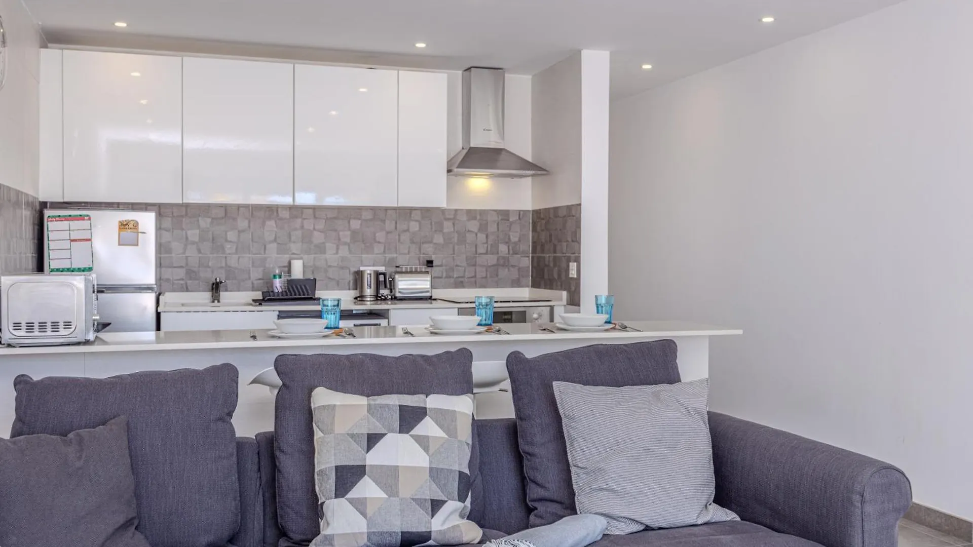 Sea Breeze Two Bedroom Apartment 科斯塔特吉塞