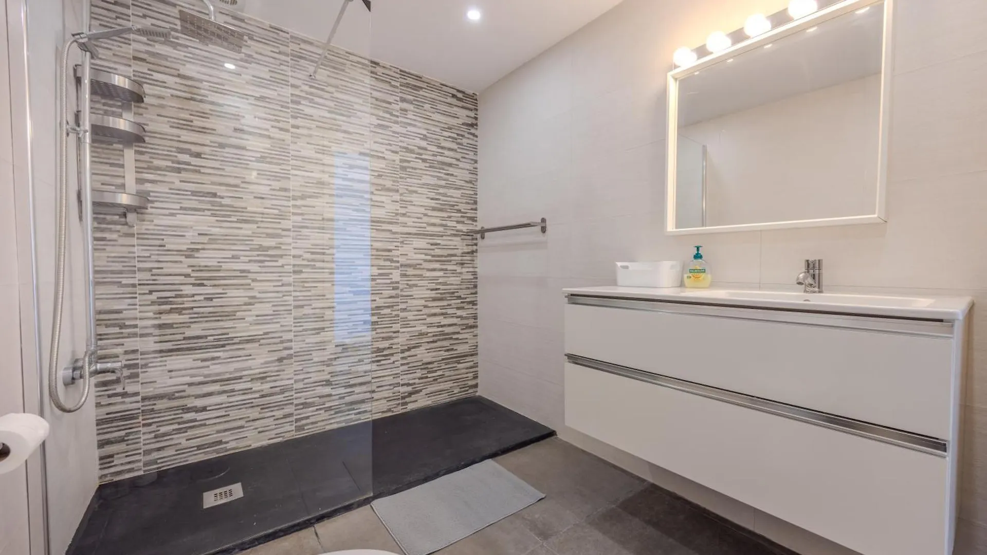 Sea Breeze Two Bedroom Apartment 科斯塔特吉塞