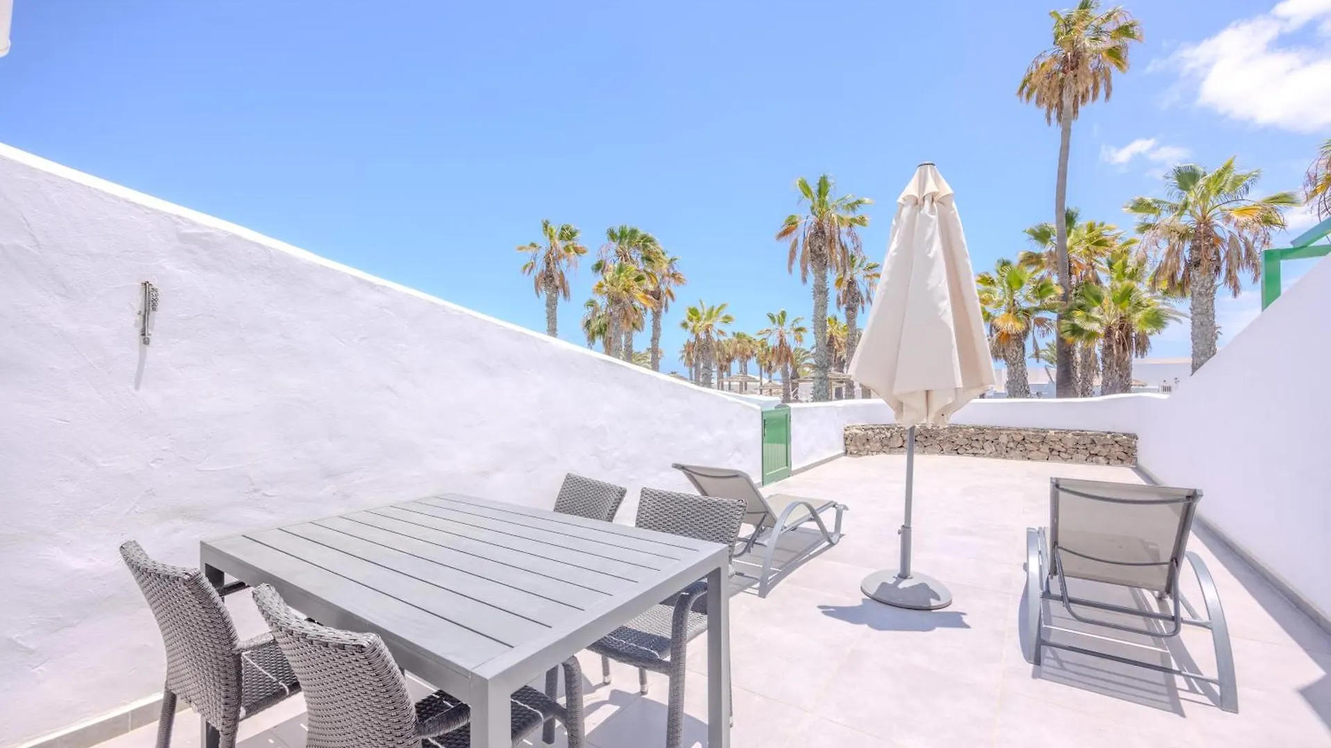 Sea Breeze Two Bedroom Apartment 科斯塔特吉塞