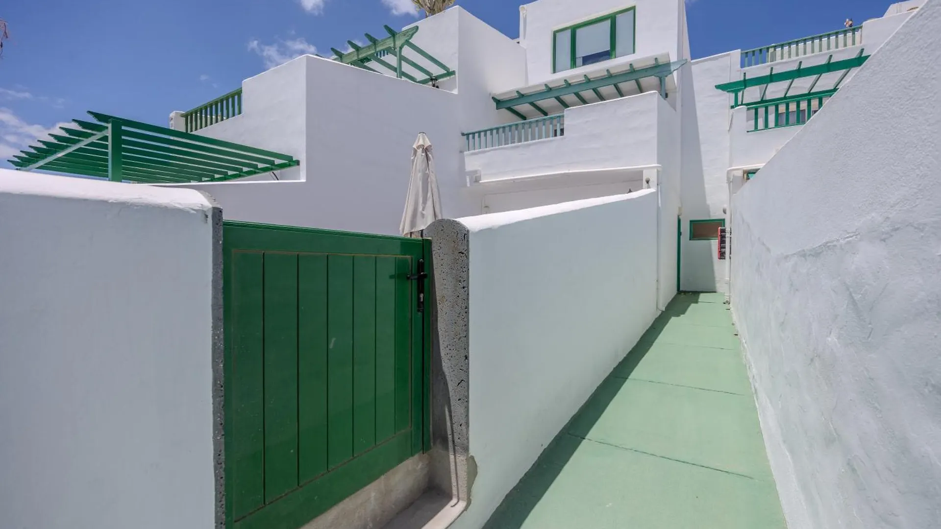 Sea Breeze Two Bedroom Apartment 科斯塔特吉塞