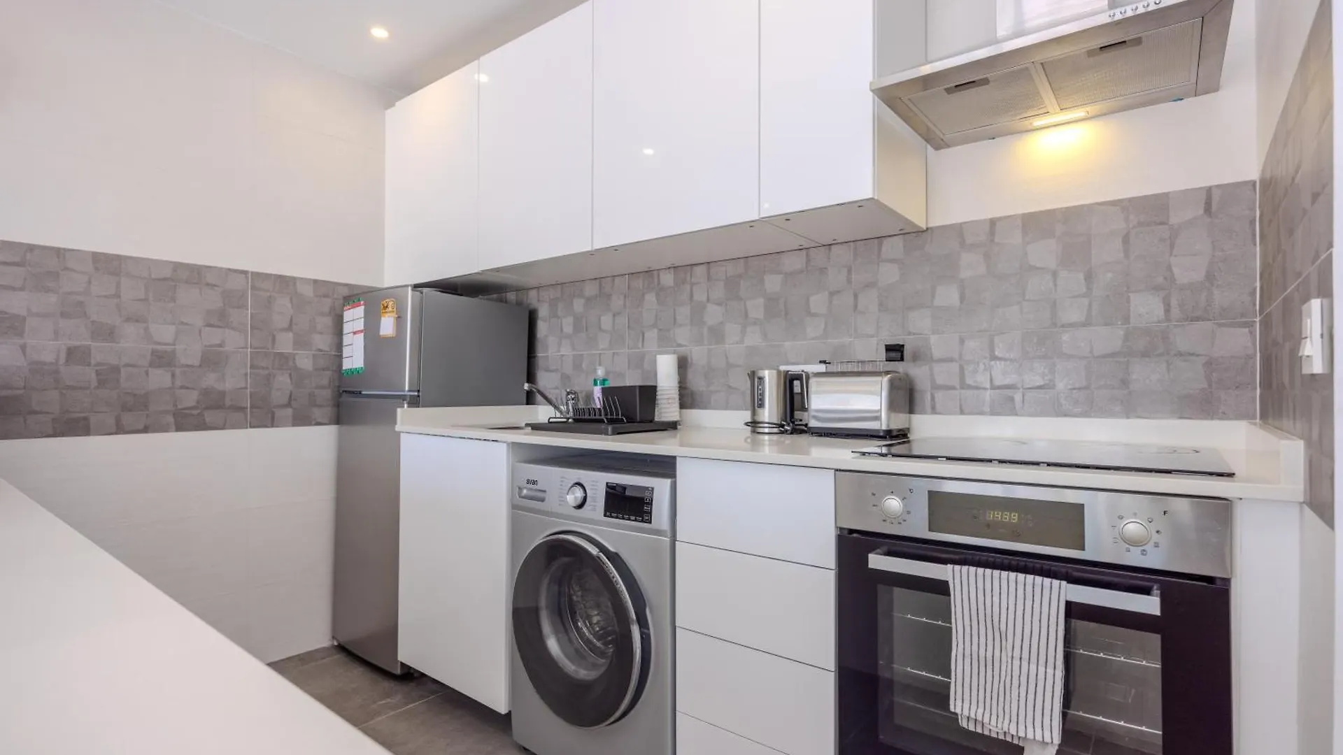 Sea Breeze Two Bedroom Apartment 科斯塔特吉塞