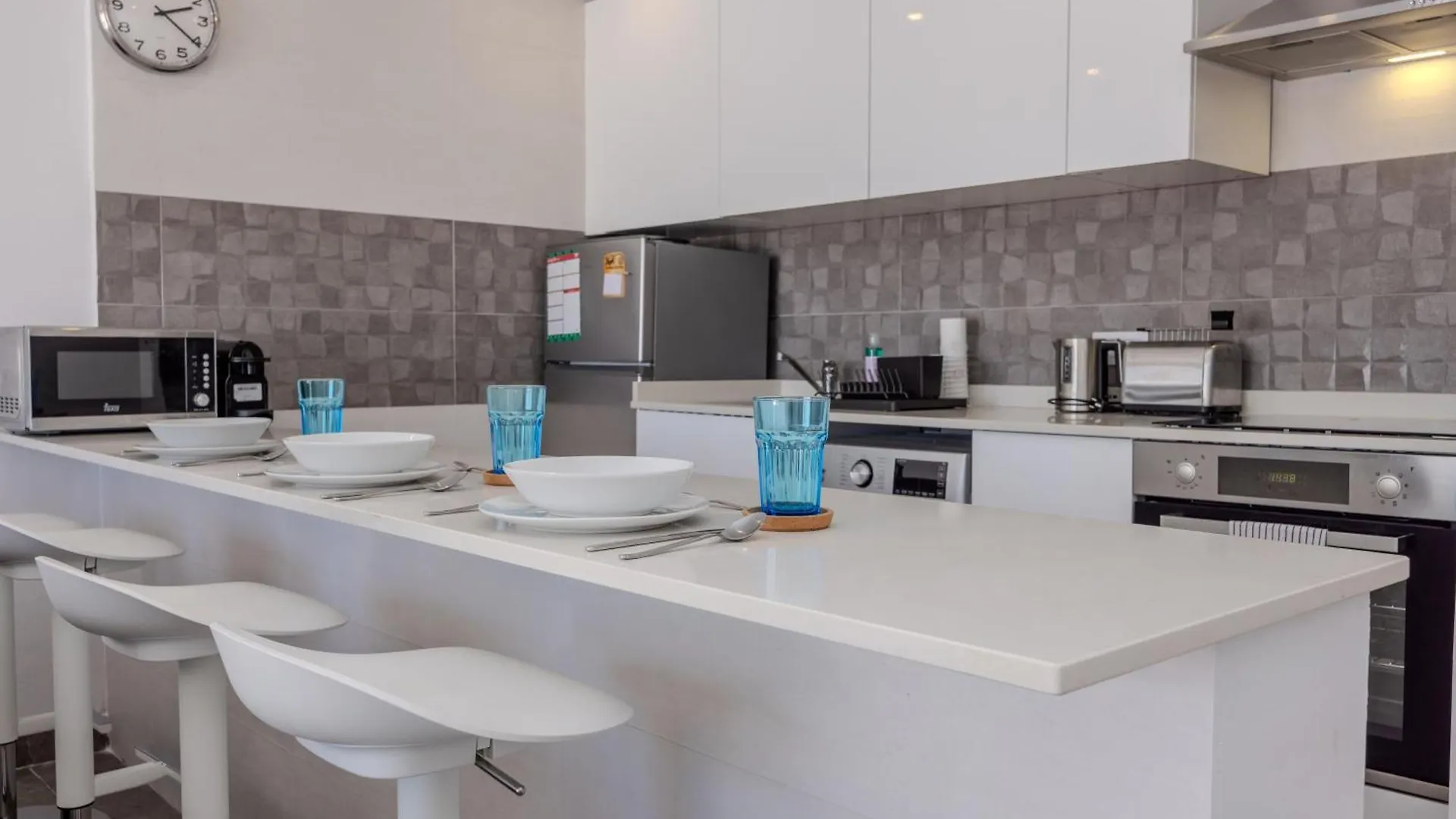 Sea Breeze Two Bedroom Apartment 科斯塔特吉塞