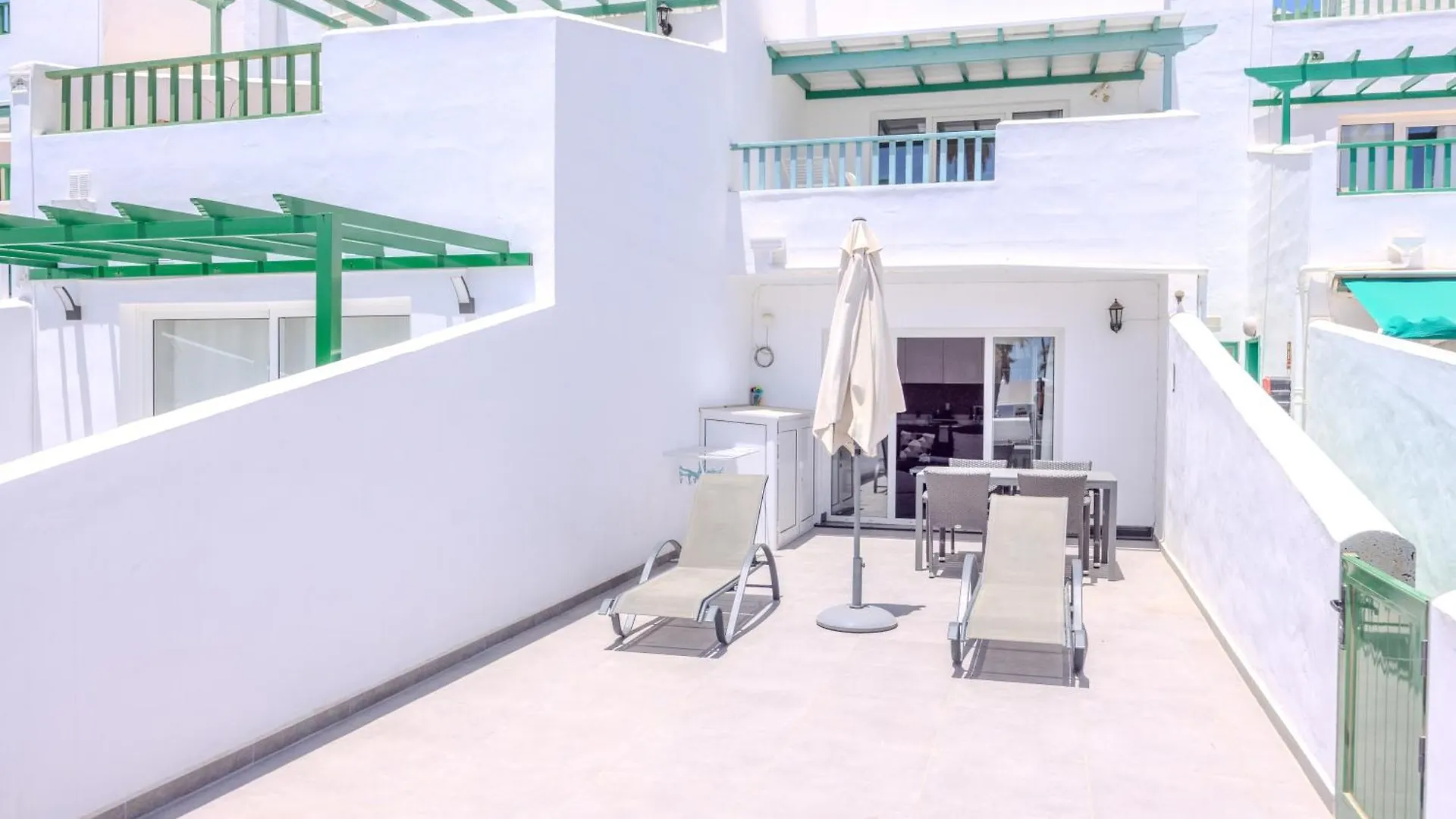 Sea Breeze Two Bedroom Apartment 科斯塔特吉塞